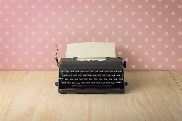 Imagen de máquina de escribir vintage sobre fondo de pantalla de lunares rosa — Foto de Stock
