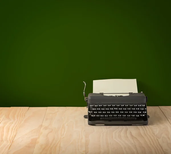 Imagen de máquina de escribir vintage en papel pintado de pizarra — Foto de Stock