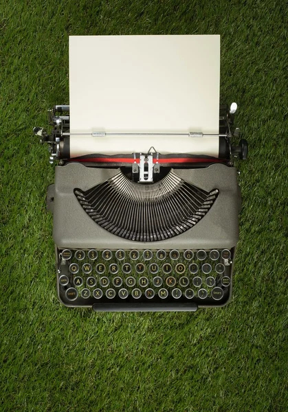 Máquina de escribir vintage aislado en el fondo de hierba — Foto de Stock