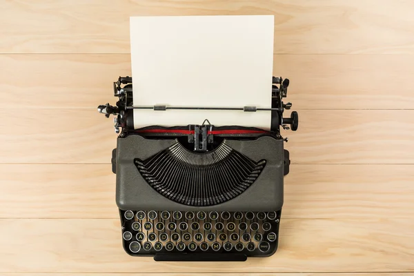 Máquina de escribir vintage aislada sobre fondo de madera — Foto de Stock