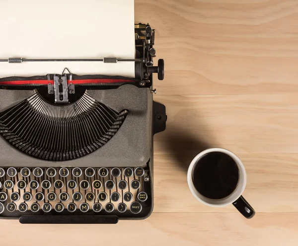 Máquina de escribir vintage con una taza de café — Foto de Stock
