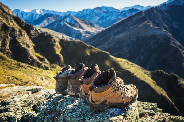 Scarponi da trekking in cima alla montagna — Foto Stock