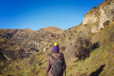 Kadın uzun yürüyüşe çıkan kimse Mehtap parça 