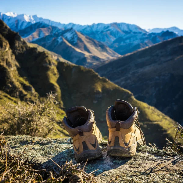 Scarponi da trekking in cima alla montagna — Foto Stock