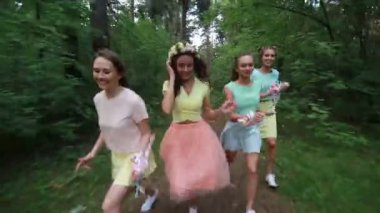 Kız bir orman yolu üzerinde yürüyüş. Beyaz spor ayakkabı. Orman iz. Ormanın içinden çalıştırıyor. Ormanın içinde yürümek.