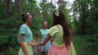 Kız bir orman yolu üzerinde yürüyüş. Ormanın içinde yürümek. İnce bacakları. Beyaz spor ayakkabı. Orman iz.