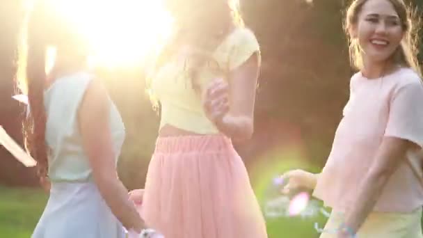Chicas bailando en el parque. El resplandor brillante del sol. Linda chica caminando en el parque. Bosque Verde. Puesta de sol brillante . — Vídeo de stock
