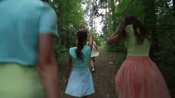 Běh lesem. Dívka na lesní cestě. Štíhlé nohy. Bílé tenisky. — Stock video