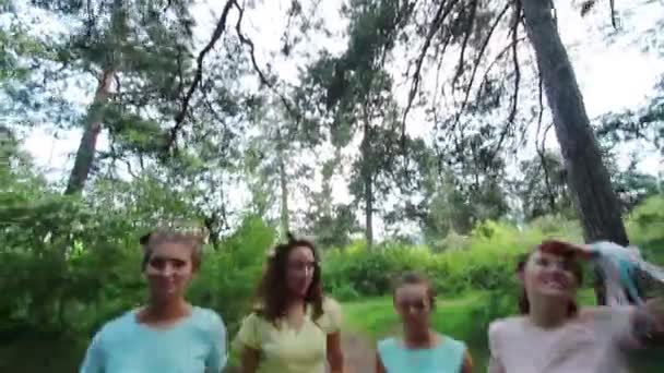 Dívka na lesní cestě. Procházka lesem. — Stock video