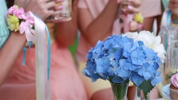 Τα κορίτσια γελούν. Όμορφο πίνακα διακόσμηση. Λουλούδια και λεμονάδα. — Αρχείο Βίντεο