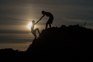 çocuklar çekme birlikte tırmanma yardımcı oldu
