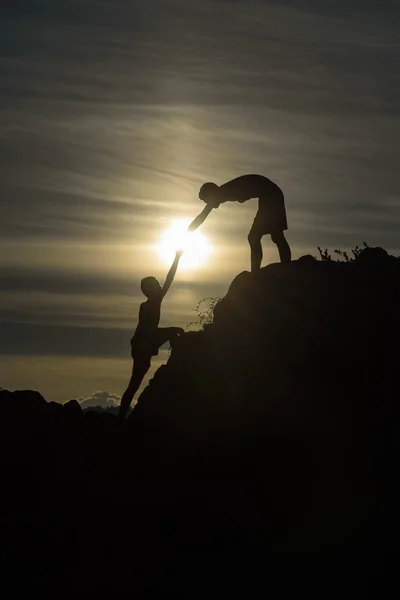 Meninos ajudou a puxar juntos escalada — Fotografia de Stock