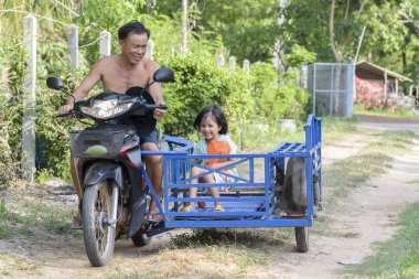 mutlu bisikleti gülümseyen