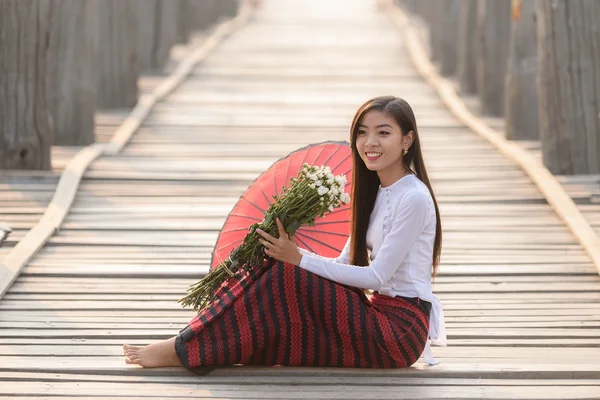 Ritratto di bella giovane donna birmana sorridente — Foto Stock