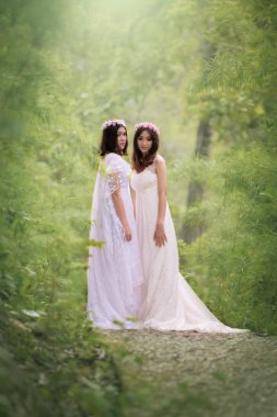 çiçek saç ile beyaz elbiseli güzel genç kadın