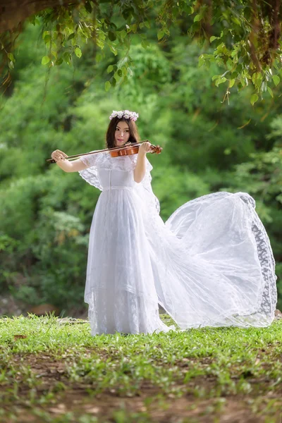 Violin girl in nature — Stock Photo, Image