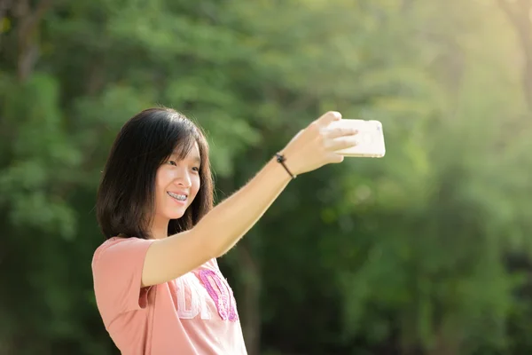 Hermosa chica joven selfie al aire libre — Foto de Stock