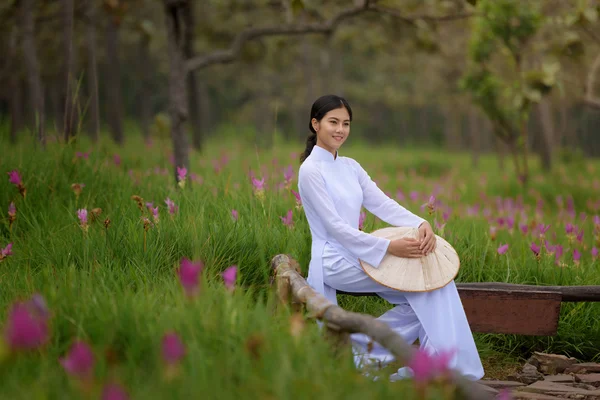 Schöne vietnamesische Mädchen — Stockfoto