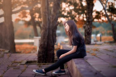 güzel kız tek başına oturmak