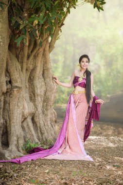 Asyalı kadın tipik giyen (Geleneksel) Tay elbise