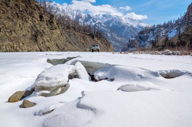 Donmuş nehrin üzerinde Jeep rides