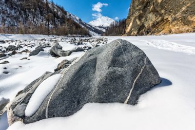 bir arka planda dağların güzel taş