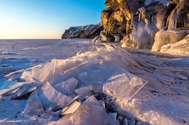 Kırık buz Gölü kıyısındaki Baykal yakınındaki