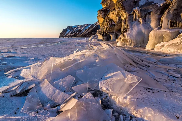 Gelo partido perto da costa do Lago Baikal — Fotografia de Stock