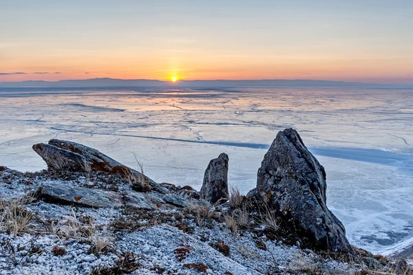 Nascer do sol sobre o campo de gelo do Lago Baikal — Fotografia de Stock