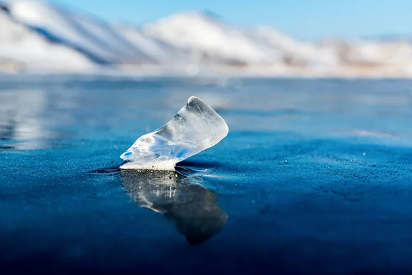 Ein kleines Stück Eis auf dem großen Eissee — Stockfoto