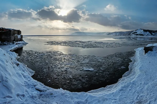 Залив, забитый тонким льдом — стоковое фото