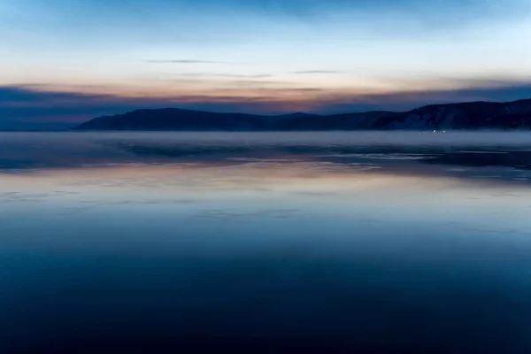 Vinter kväll på lake Baikal — Stockfoto