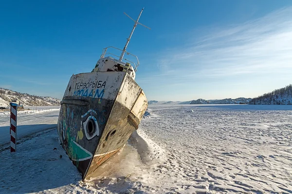 Gammalt fartyg, frusen i isen i Bajkalsjön — Stockfoto