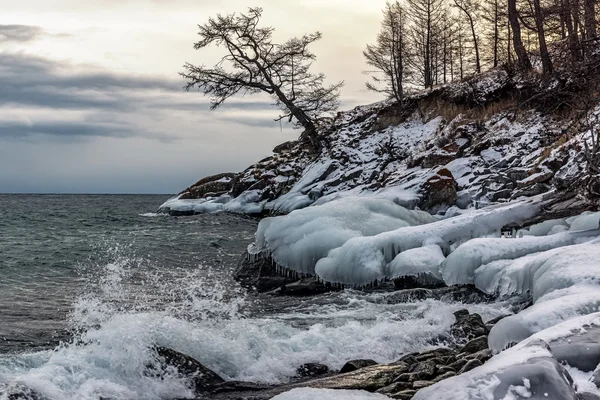 Olas rompiendo en el hielo de la orilla —  Fotos de Stock