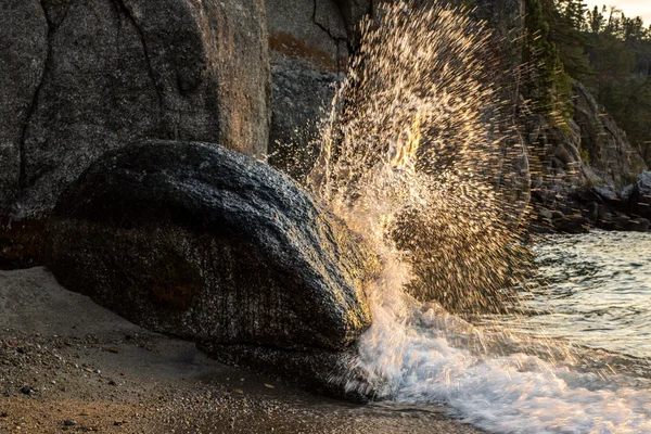 Golven die breken op de kust steen — Stockfoto