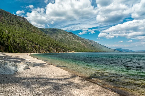 La lunga spiaggia sabbiosa sul lago Baikal — Foto Stock