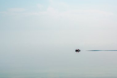 Baykal Gölü siste yelken tekne