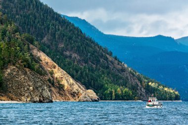 Baykal Gölü kıyısı boyunca gemi yelken