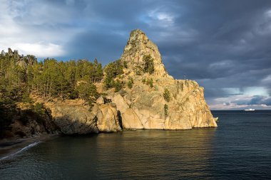 son güneş ışınlarının rock küçük çan kulesi aydınlatmak