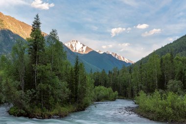 Gün batımında Kucherla Nehri