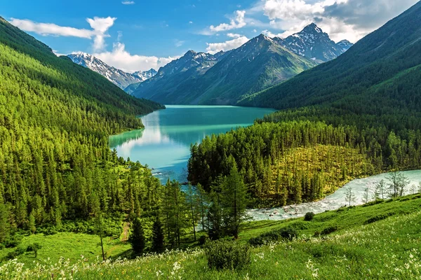 Yağmur sonra Kucherla Gölü