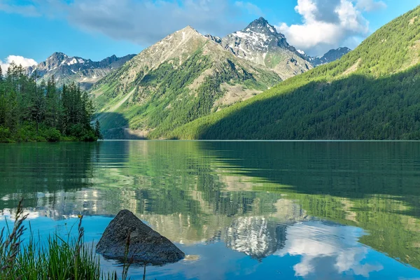 Riva del lago di Kucherla — Foto Stock