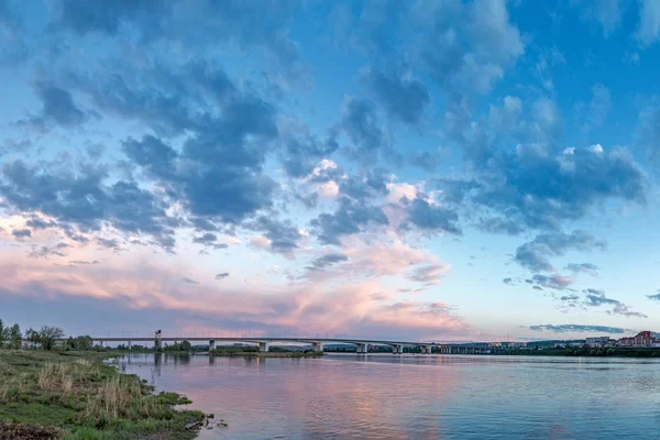 イルクーツクのアンガラ川を渡る橋します。 — ストック写真