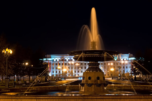 Красивый фонтан на площади Кирова
