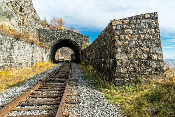 Çevre-Baykal demiryolu üzerinde küçük tünel — Stok fotoğraf