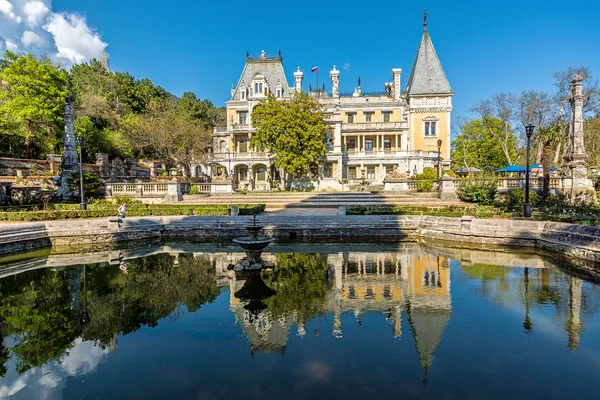 Massandra palace met beelden in de Krim — Stockfoto