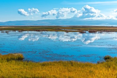 Göl bulutlarda yansıması