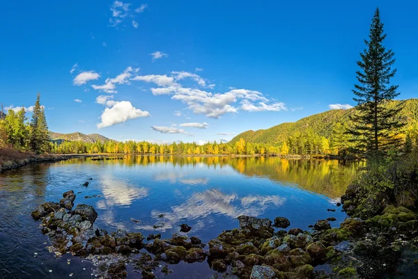 Il cielo si riflette nel lago — Foto Stock