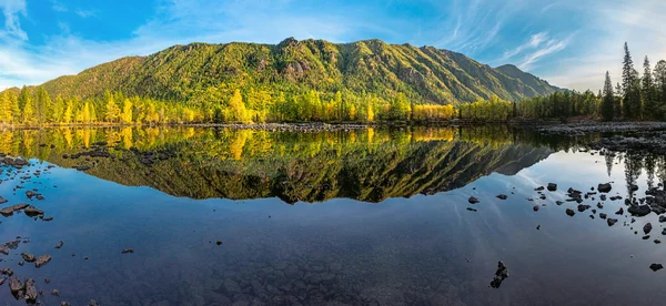 Montagne riflesse nel fiume Zhombolok — Foto Stock