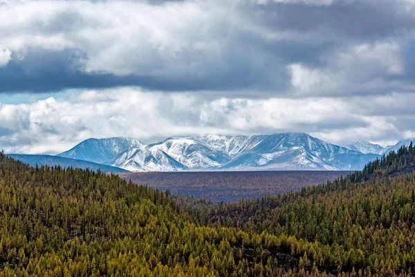 Vue de la chaîne de montagnes de Sayan oriental — Photo